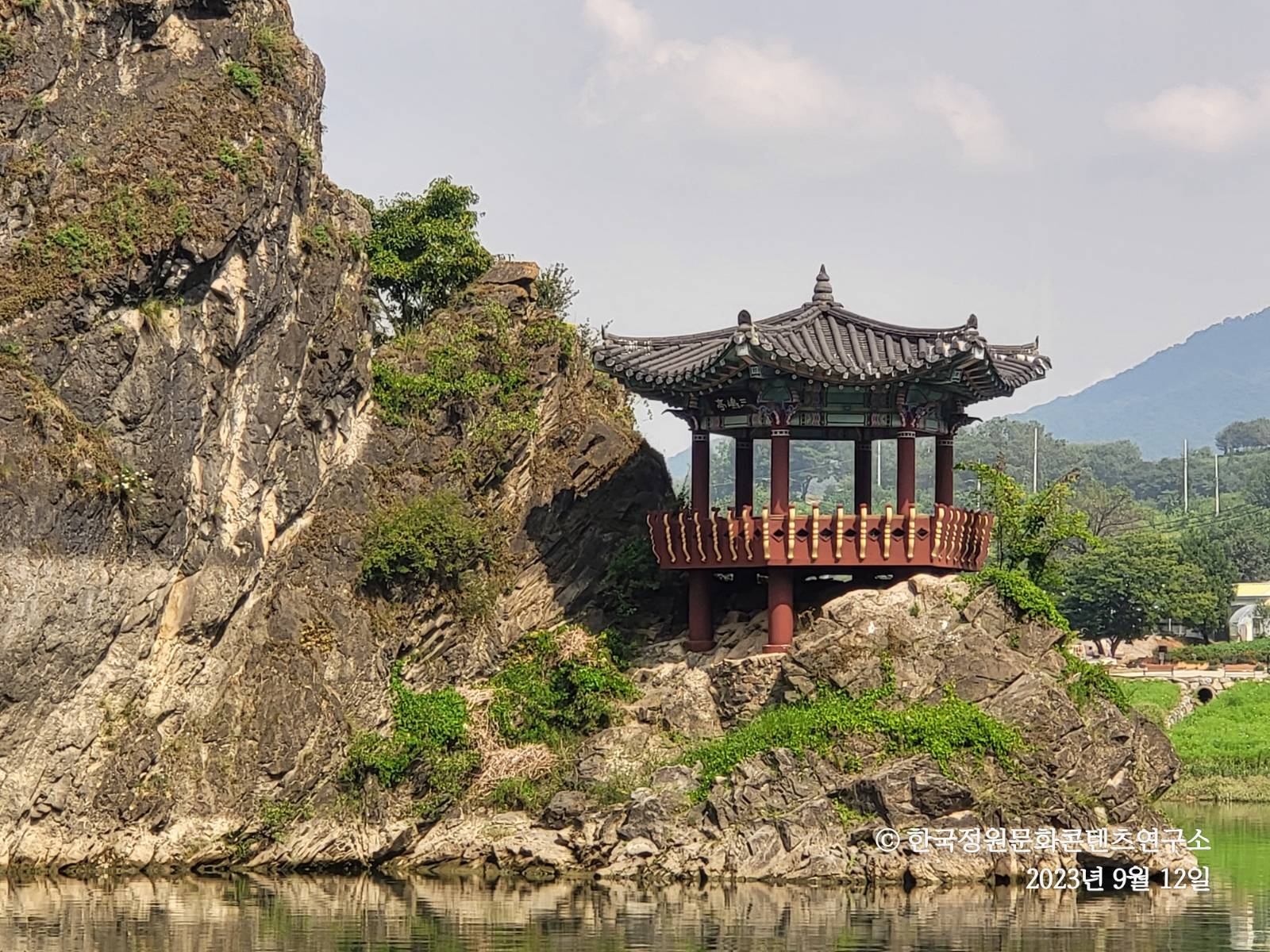 도담삼봉의 장군봉 ‘삼도정’은 육각 정자이다. 1766년 ‘능영정’, 1807년 사각형 정자로 건립, 1972년 대홍수로 유실되었고, 지금의 상도정은 1976년 새로 지은 것이다.