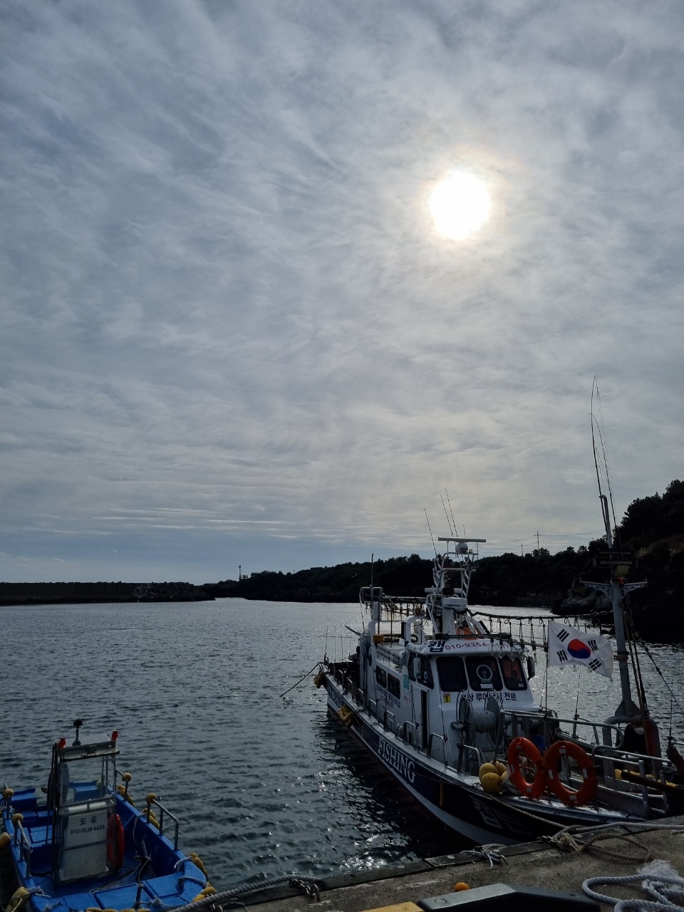 흐린 날이었는데 배를 타고 나갈 즈음에는 해가 떴다