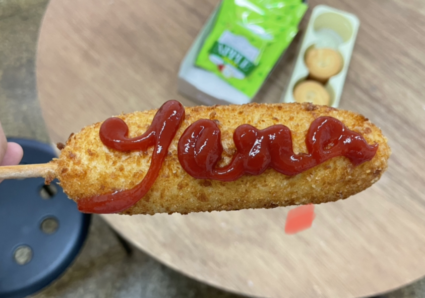 친구 핫도그에 케찹을 멋있게 뿌려줌