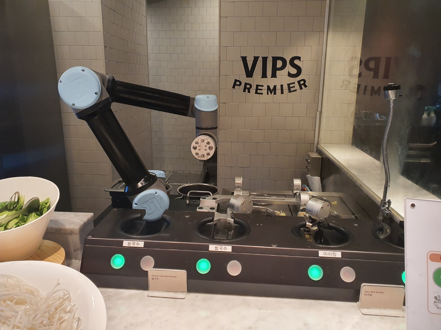2020년 2월, 서울 강서구 빕스 등촌점에 방문해 찍은 ‘클로이 셰프봇’입니다. 면, 숙주, 청경채 등을 골라 그릇에 담으면 그릇에 담긴 것들을 데쳐내고 물기를 탈탈 턴 뒤 다시 고객의 접시에 담아주는 것까지 셰프봇이 해줍니다.