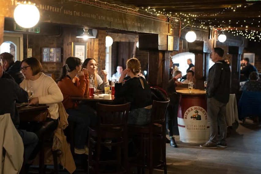 출처 : The Dickens Inn 인스타그램