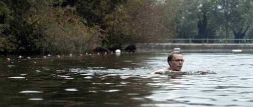 퇴사 후 호수에서 수영을 즐기는 조지 스마일리. <br>이 장면 때문에 저는 2014년에 떠난 런던 여행 중에 굳이 햄스테드 히스 공원을 헤매게 됩니다...