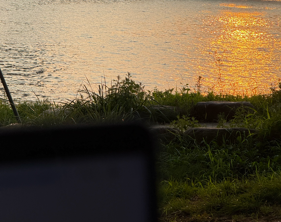 노을이 보고 싶어서 갔지만, 발등에 불 떨어진 사람은 거기서도 일을 합니다...&nbsp;