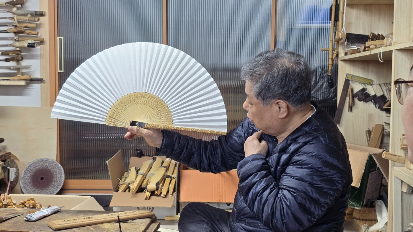 국가무형유산 선자장 보유자 김동식 장인이 직접 만든 합죽선을 보이고 있다.