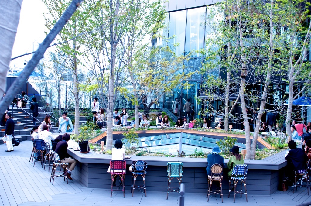 '도큐 프라자' 옥상 정원의 스타벅스엔 정주앙 모두를 괜시리 모이게 하는 자리가 설계되어 있어요