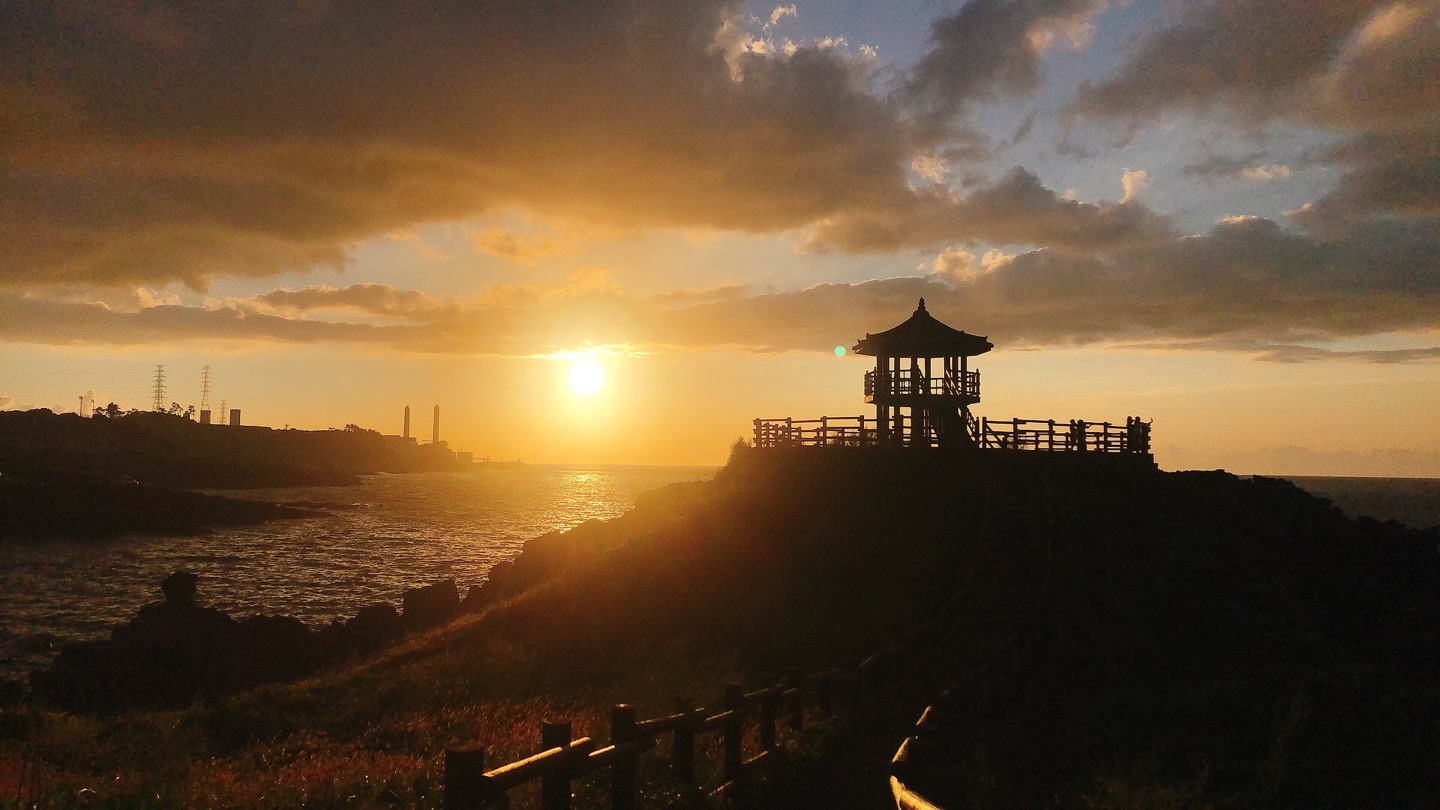 올 여름 여행가서 찍은 제주도 닭머르 해안의 일몰 사진이에요. 되도록 아름다운 한 해 마무리를 희망하며...