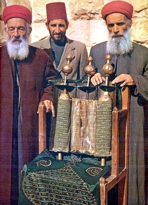 사마리아 공동체의 제사장들과 사마리아 오경. 지금도 그리심 산에서 율법을 지키며, 사마리아 문자로 기록된 토라 두루마리를 전승하고 있다.Wikimedia Commons / Reinhard Pummer, The Samaritans: A Profile