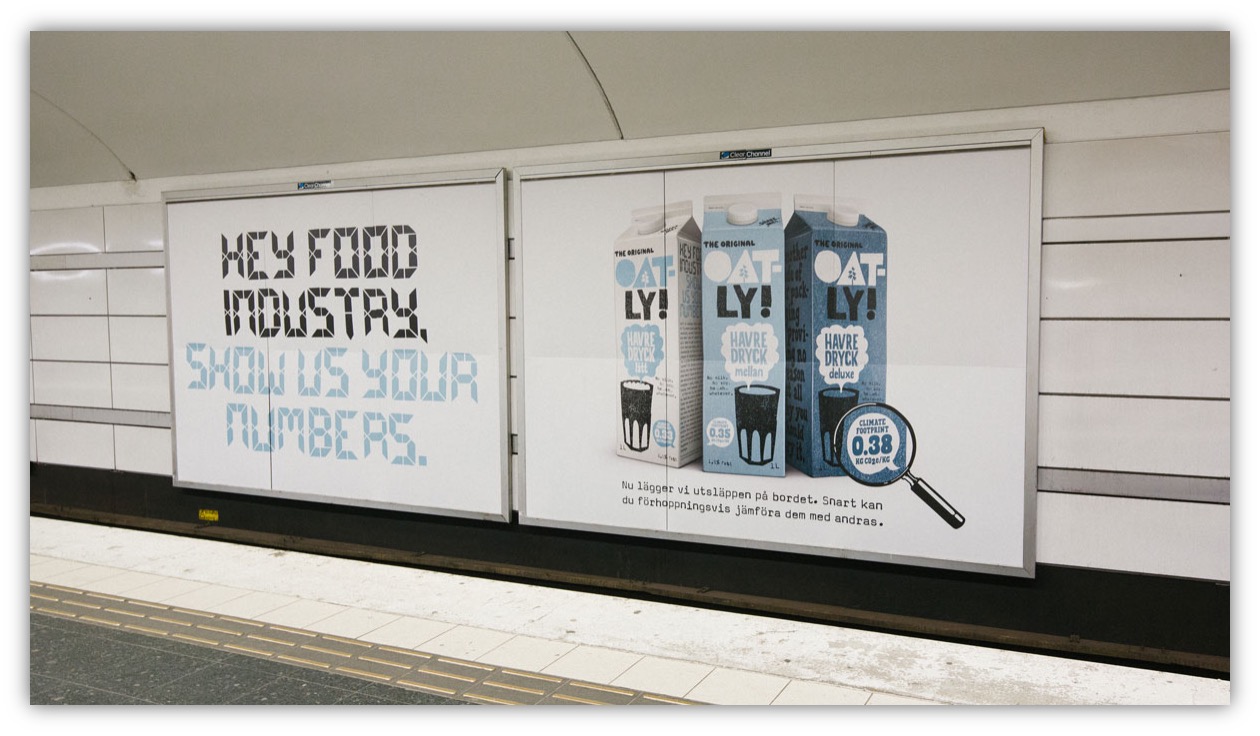 출처: OATLY / 기업들의 탄소발자국 공개를 외치는 오틀리의 지하철 광고. 