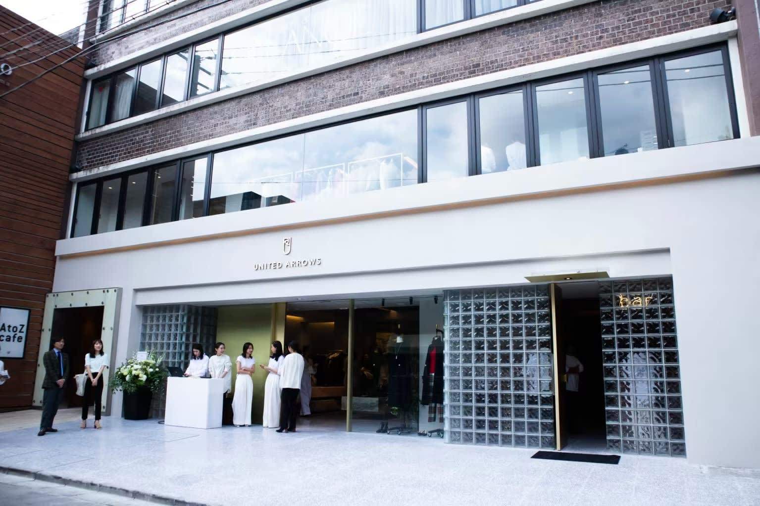 지난 9월 20여 년의 세월의 문을 닫은 '아오야마 지점'의 모습이에요.