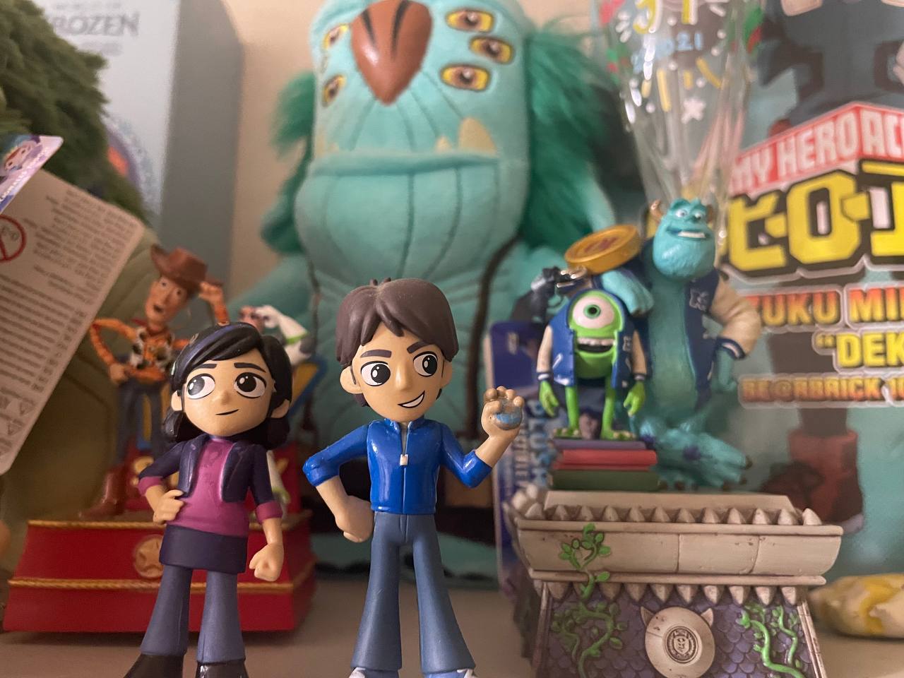 끈을 잘라서 트리에 걸지 못 하고 그냥 다른 피규어, 인형이랑 같이 전시해 놨어요. 앞에 '트롤헌터'가 더 시선 강탈이네요😂