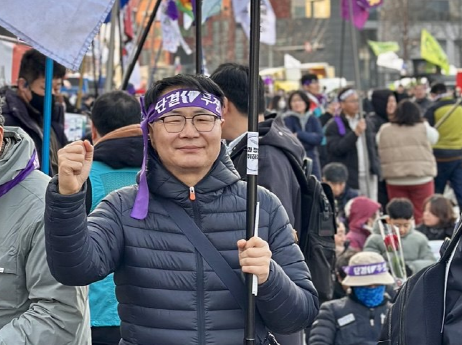 송주명 위원장 당선자가 3월 8일 여성의 날 정신계승 전국노동자대회에서 결의를 다지고 있다