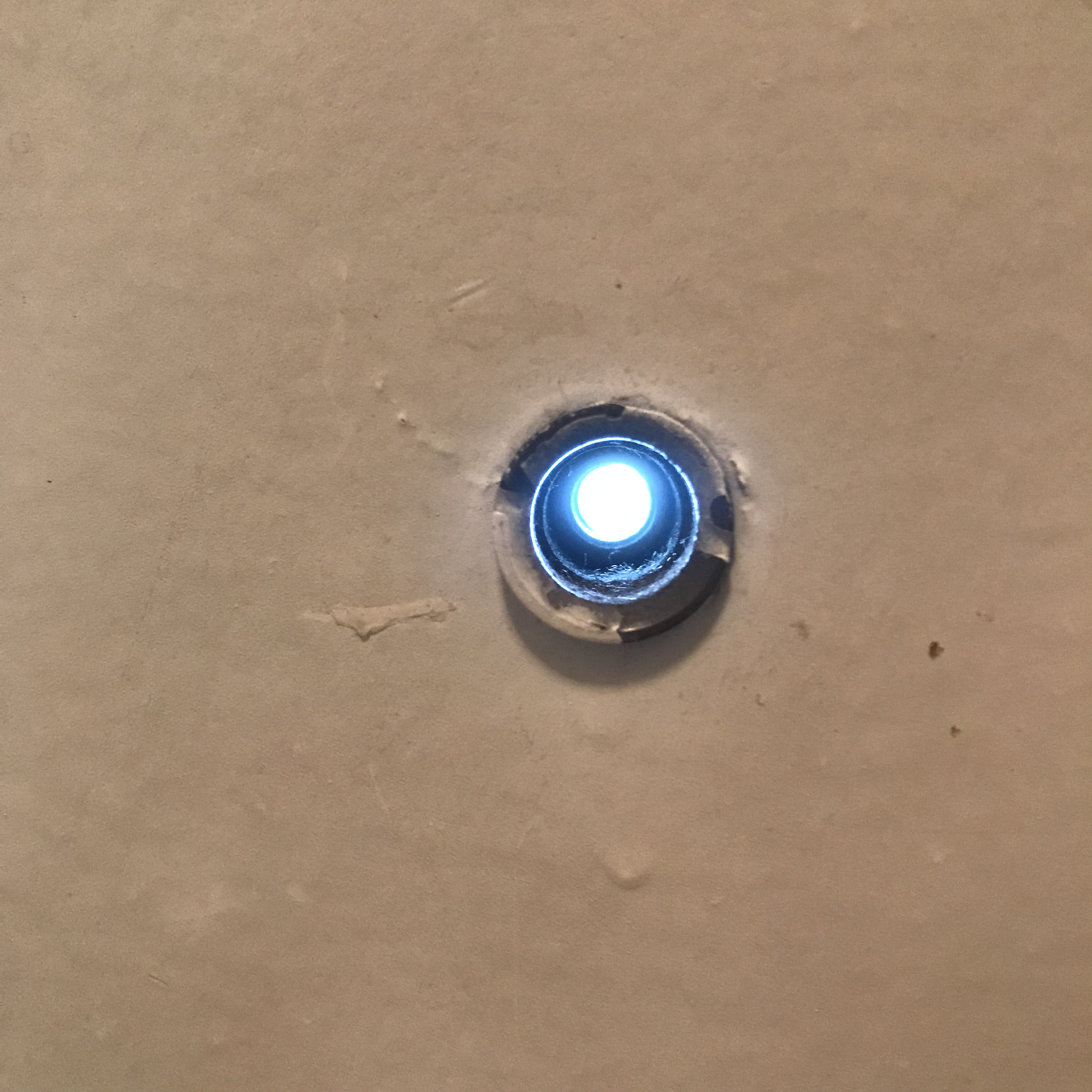 현관문 앞 외시경