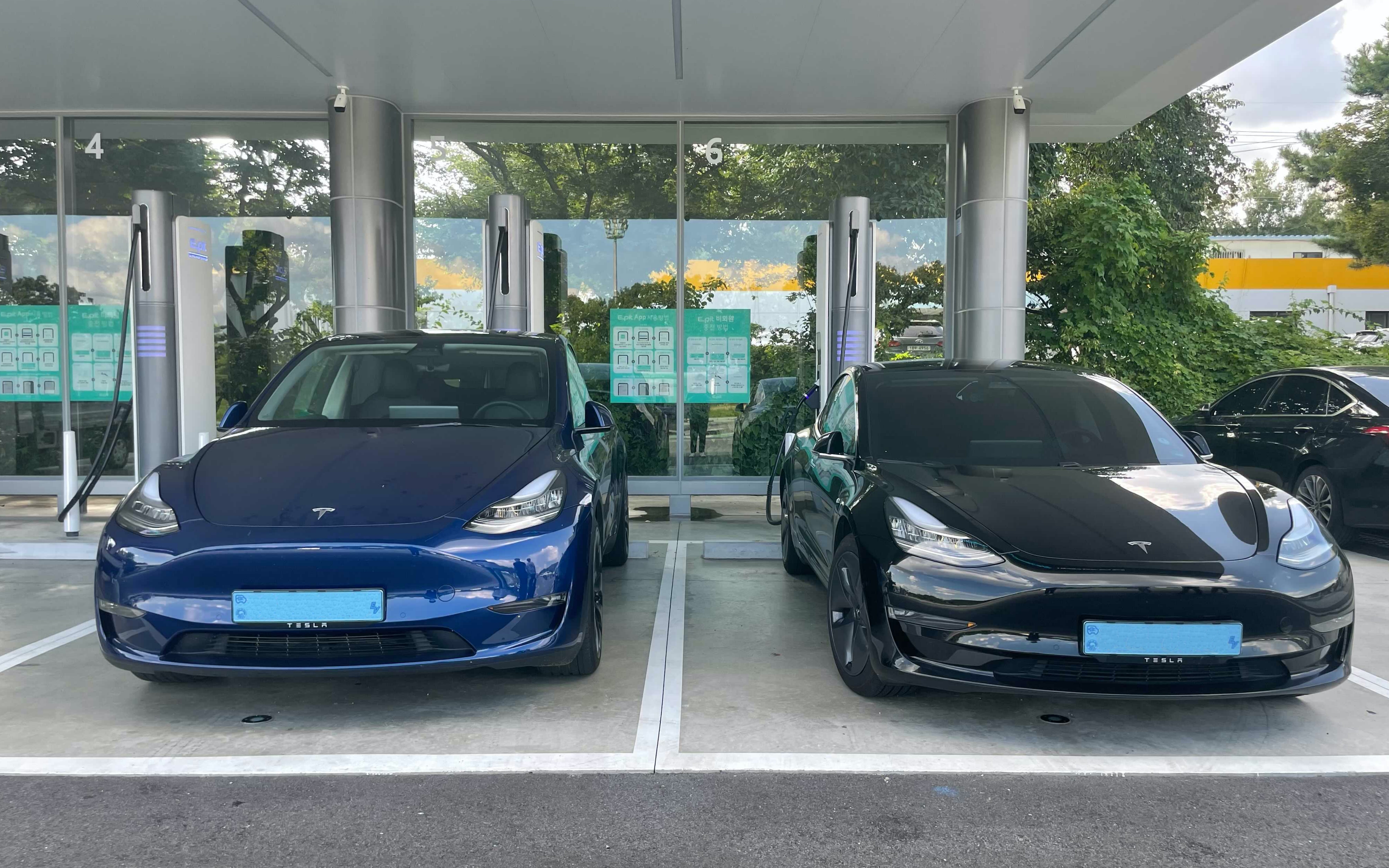 모델Y가 왼쪽, 모델3가 오른쪽