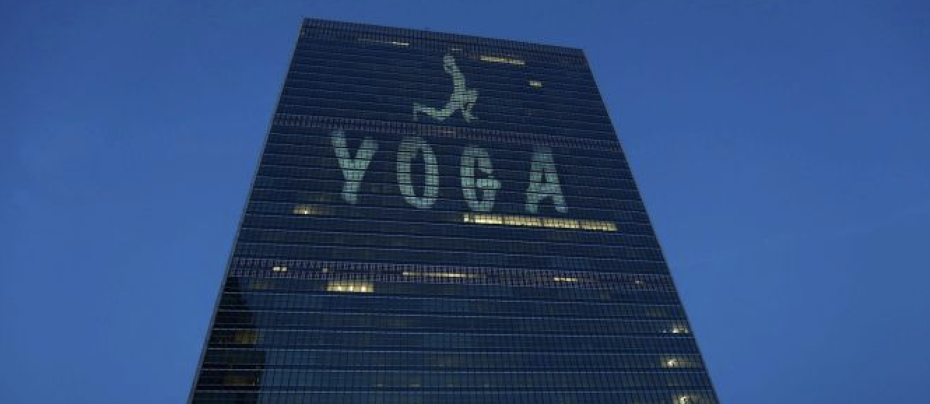 세계 요가의 날 기념 전광판을 띄운 미국 뉴욕의 UN 본부