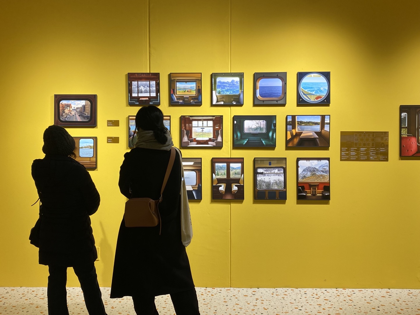   <우연히 웨스 앤더슨> 전시를 관람하고 있는 사람들