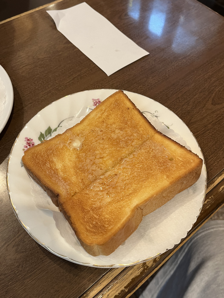 재밌는 점은 아침 시간대에 주문을 하게 되면 버터를 녹여 구운 토스트가 세트로 나온다. (단, 커피 주문과 동시에 나오는 것이 아니라 따로 이야기를 해야만 준비된다. 가능하면 커피 주문과 함께 달라고 하는 편이 낫다)