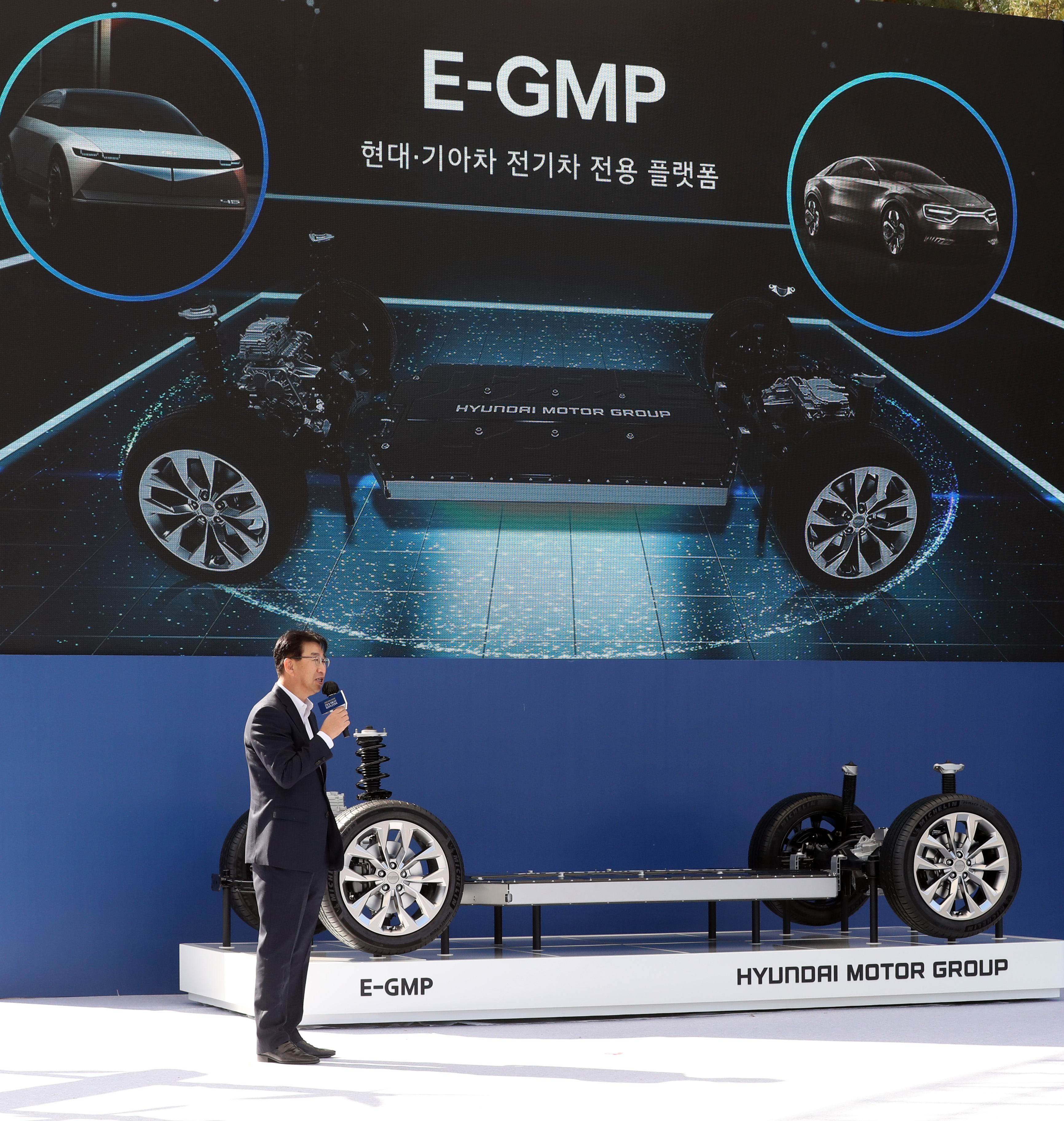 지난해 10월 현대차 이원희 사장이 울산공장에서 열린 '미래차 전략 토크쇼'에서 E-GMP를 설명하고 있다. 사진 현대자동차
