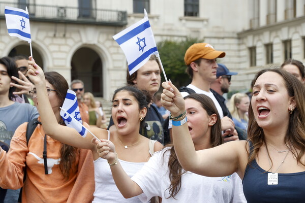 텍사스대에서 이스라엘을 지지하는 학생들이 이스라엘 국기를 흔들고 있다/EPA 연합뉴스
