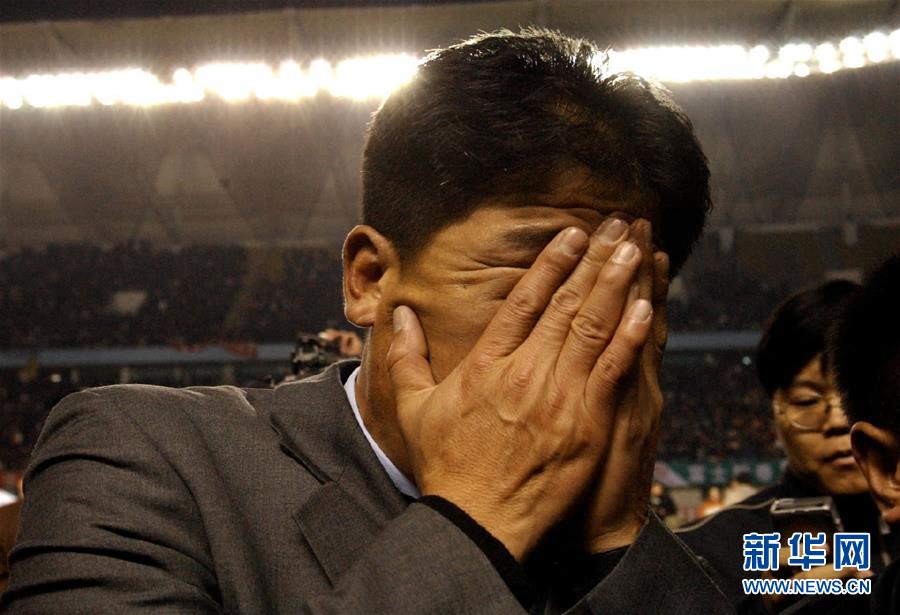 2002년 11월 16일 칭다오 이종의 중국축구협회 FA컵 우승 후 이장수 감독이 눈물을 흘리고 있다. © 신화통신