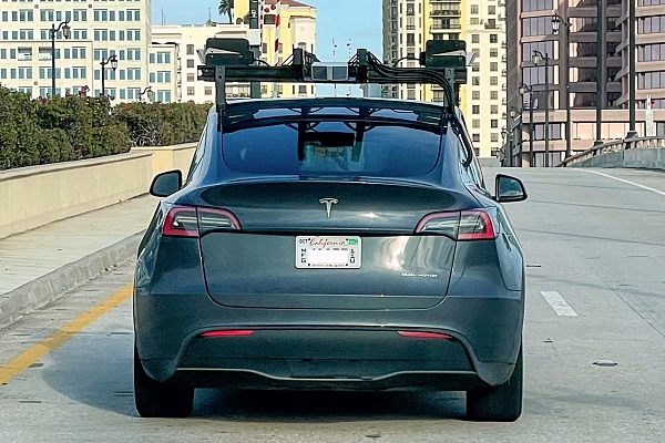 라이다 센서를 장착한 테슬라 모델Y 테스트 차량