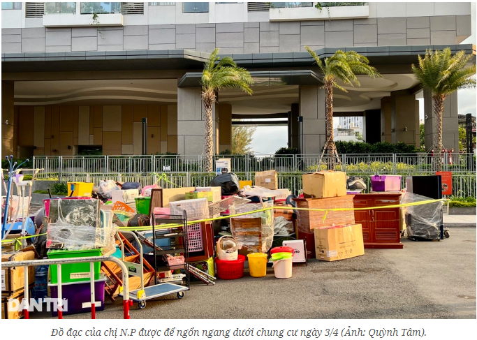 NP씨의 세간은 4/3에 아파트 아래에 흩어져 놓여 있었습니다