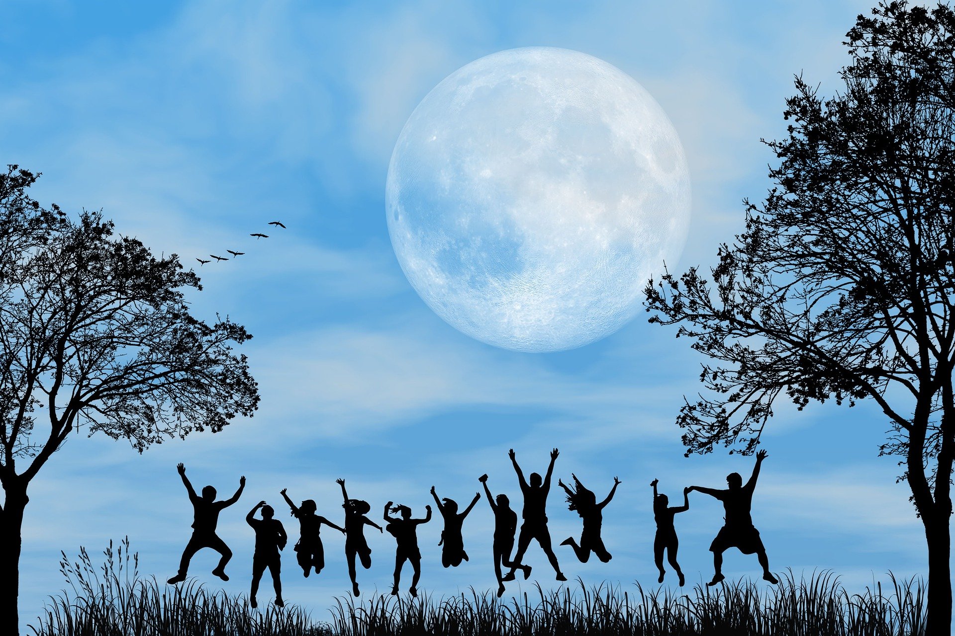 보름달 아래에서 흥겨운 가족들             출처: Pixabay