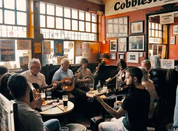 더블린 cobblestone pub의 라이브 밴드 공연_The Cobblestone of North King Street. Dublin pub. Irish pubs. Pub reviews. — The Dublin Publopedia