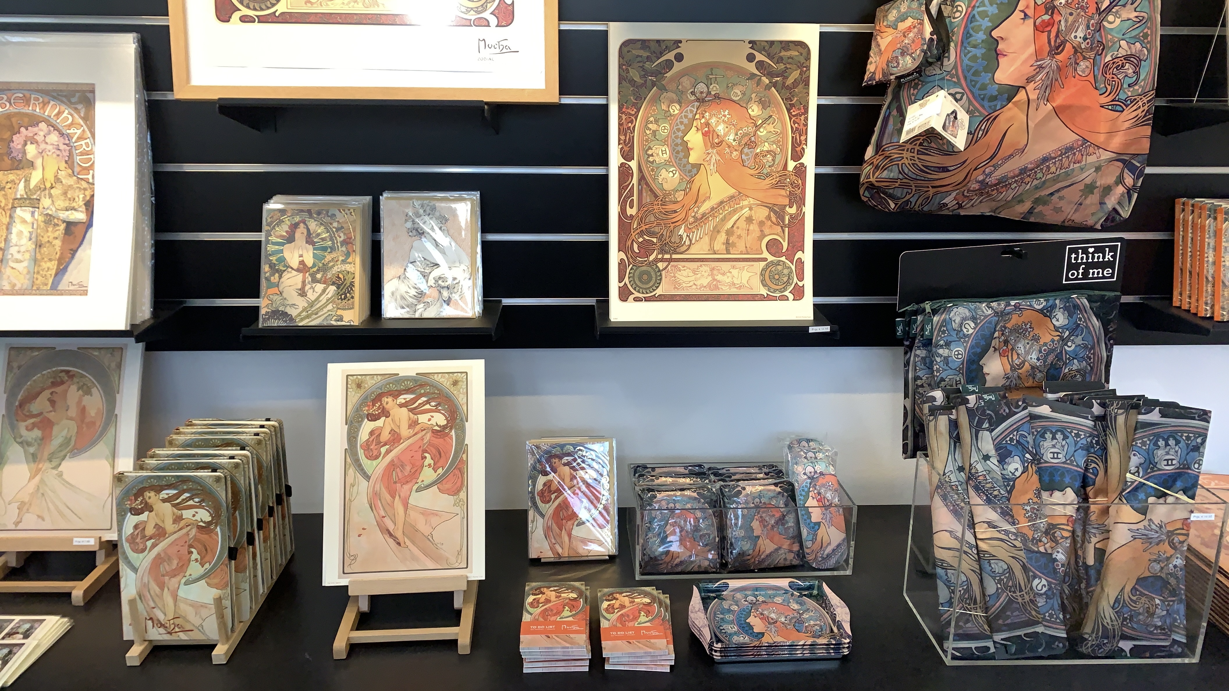 이건 미술관에 있는 기념품점인데 너무 코믹월드 부스같지 않나용???&nbsp;