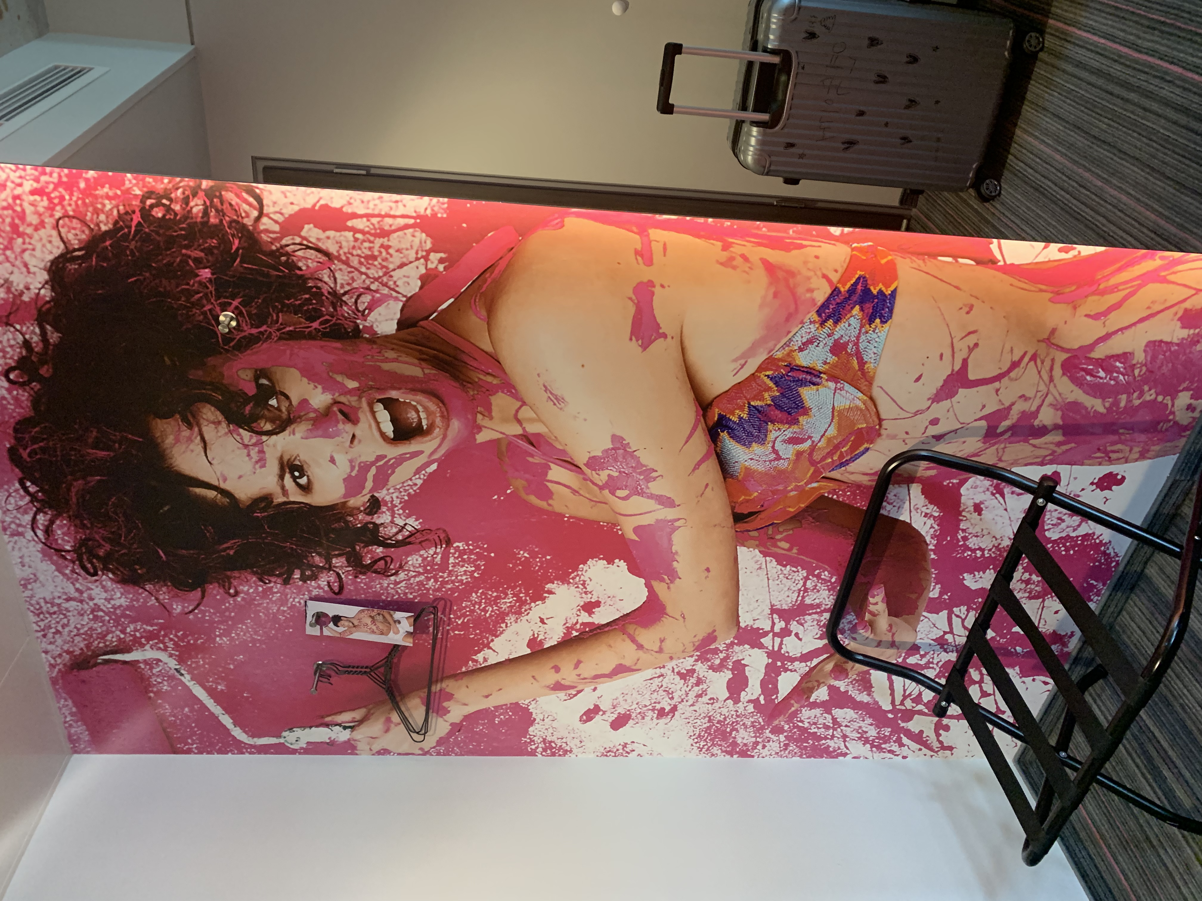 Ps. 동행인이 예약한 방인데 상당히 심란한? 벽지를 하고 있다.&nbsp;