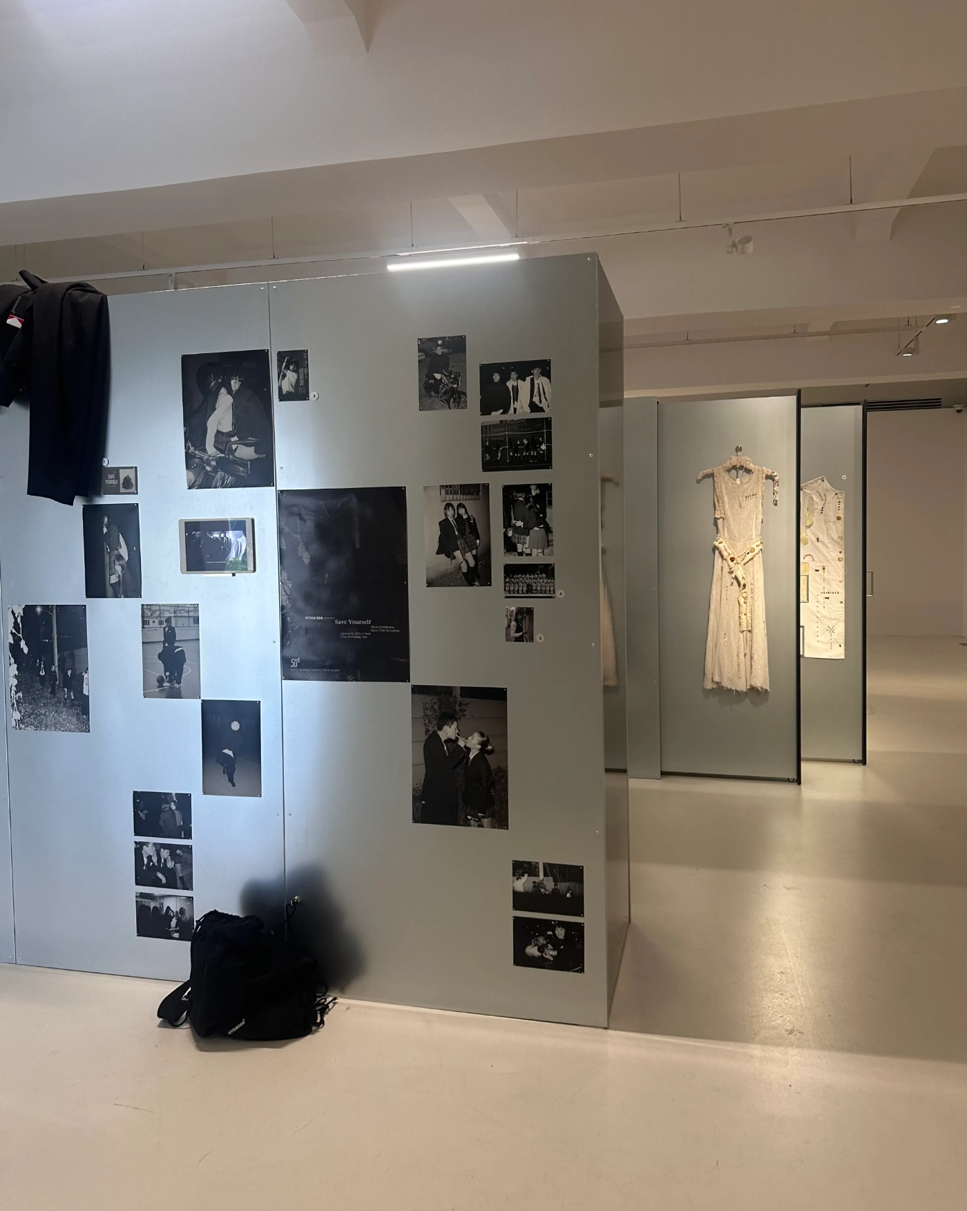 프로세스 보드 Process Board, 2025, mixed media, racks 4 pcs, 80×300×220cm each © 퍼니