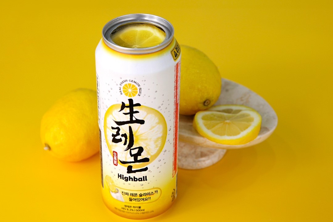 레몬 슬라이스가 얹어진 생레몬 하이볼_출처 : BGF리테일
