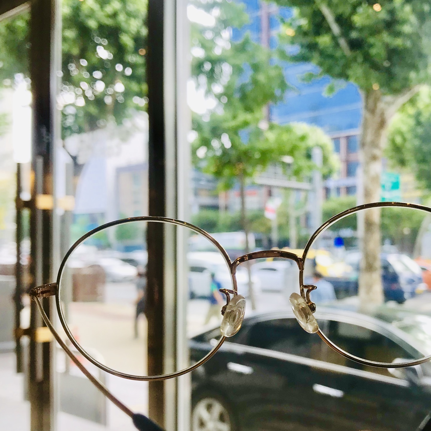 카페에서 찍은 나의 안경 사진