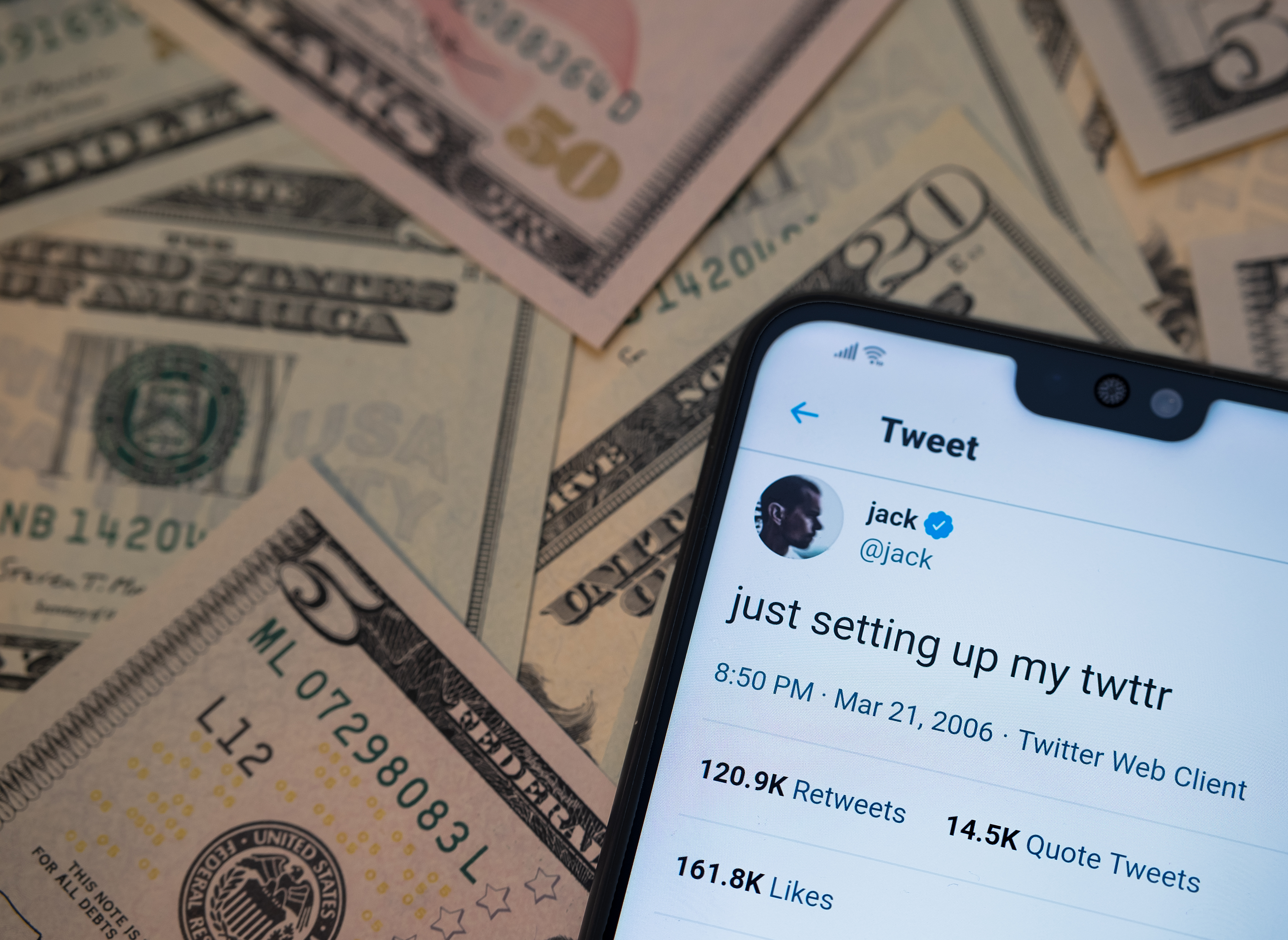 트위터 CEO 잭 도시가 맨 처음 올린 게시글 '방금 내 트위터 설정함' 이 한 줄이 290만 달러(32억원).