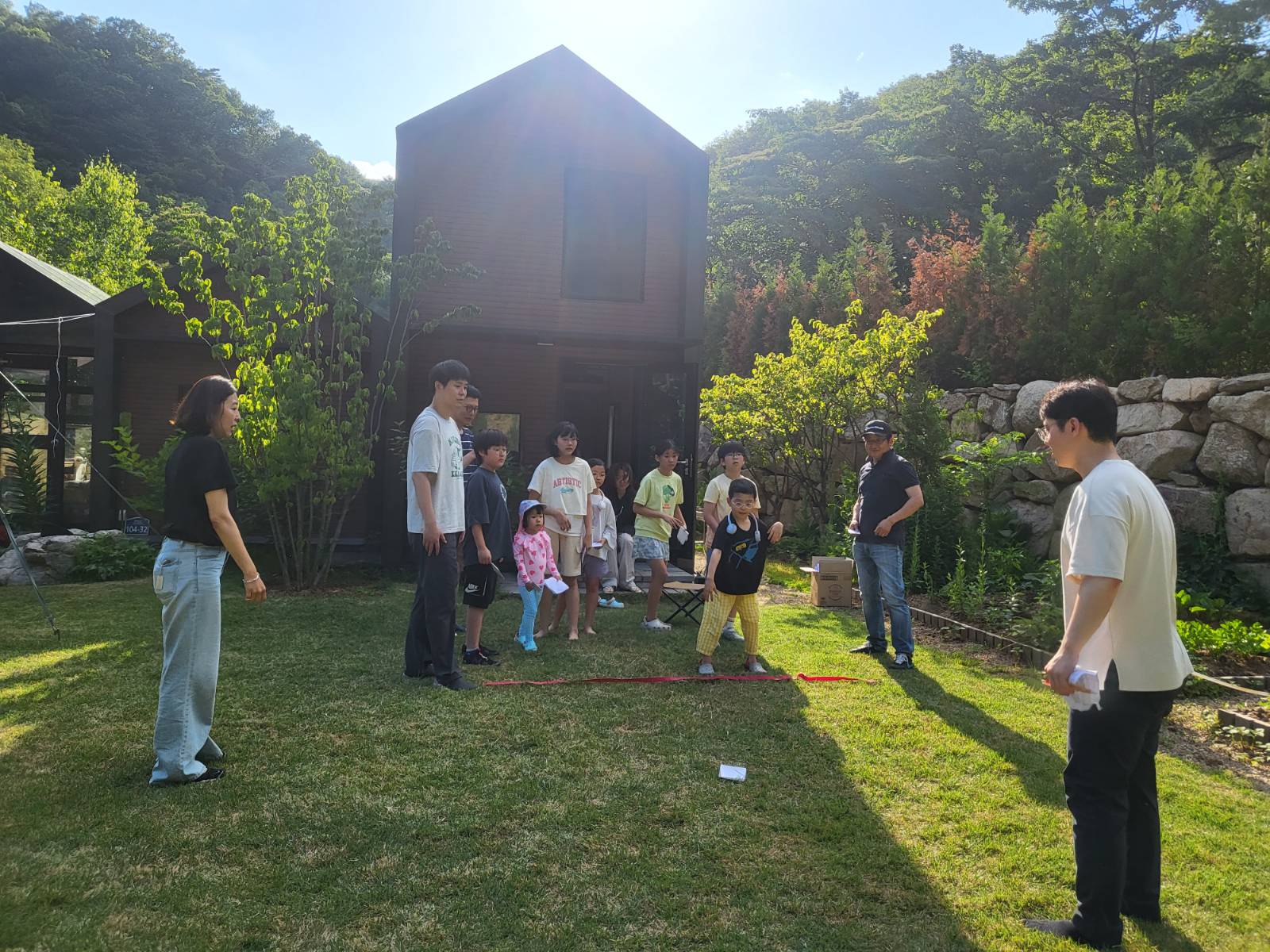 딱지 멀리 던지기 게임을 하는 어린이들!