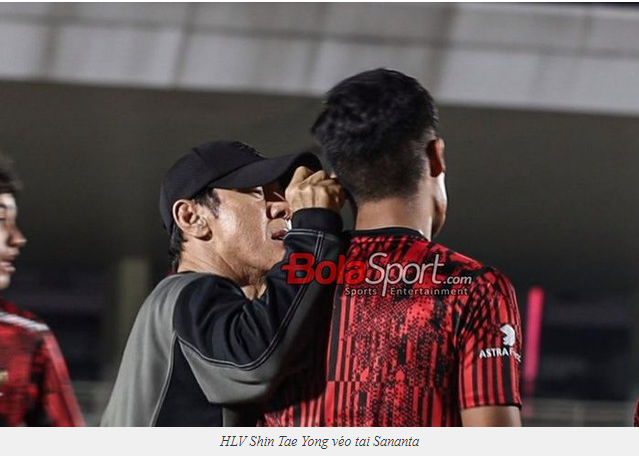 사난타 선수의 귀를 꼬집는 신태용 감독