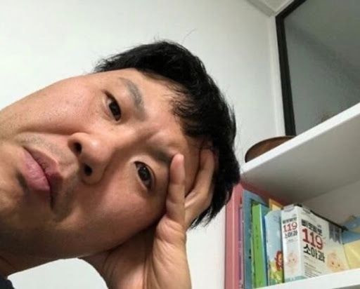 누워서 폰 하는 표정과 똑같음