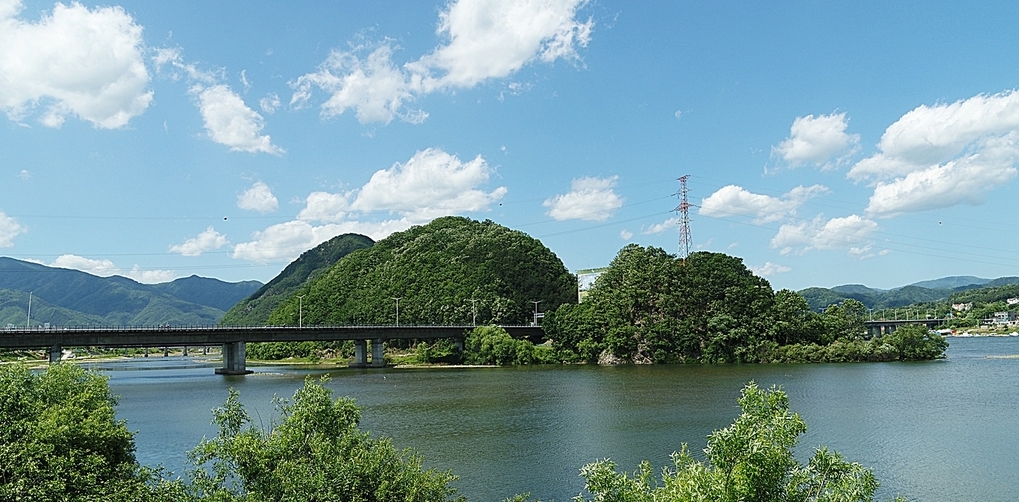 가평 초연대 - 이항복, 김상헌 등 많은 문인이 칭찬한 경관, 가평팔경의 '초연낙조'의 장소이다. (사진 : 가평군청, 가평군 늪산 송전탑)