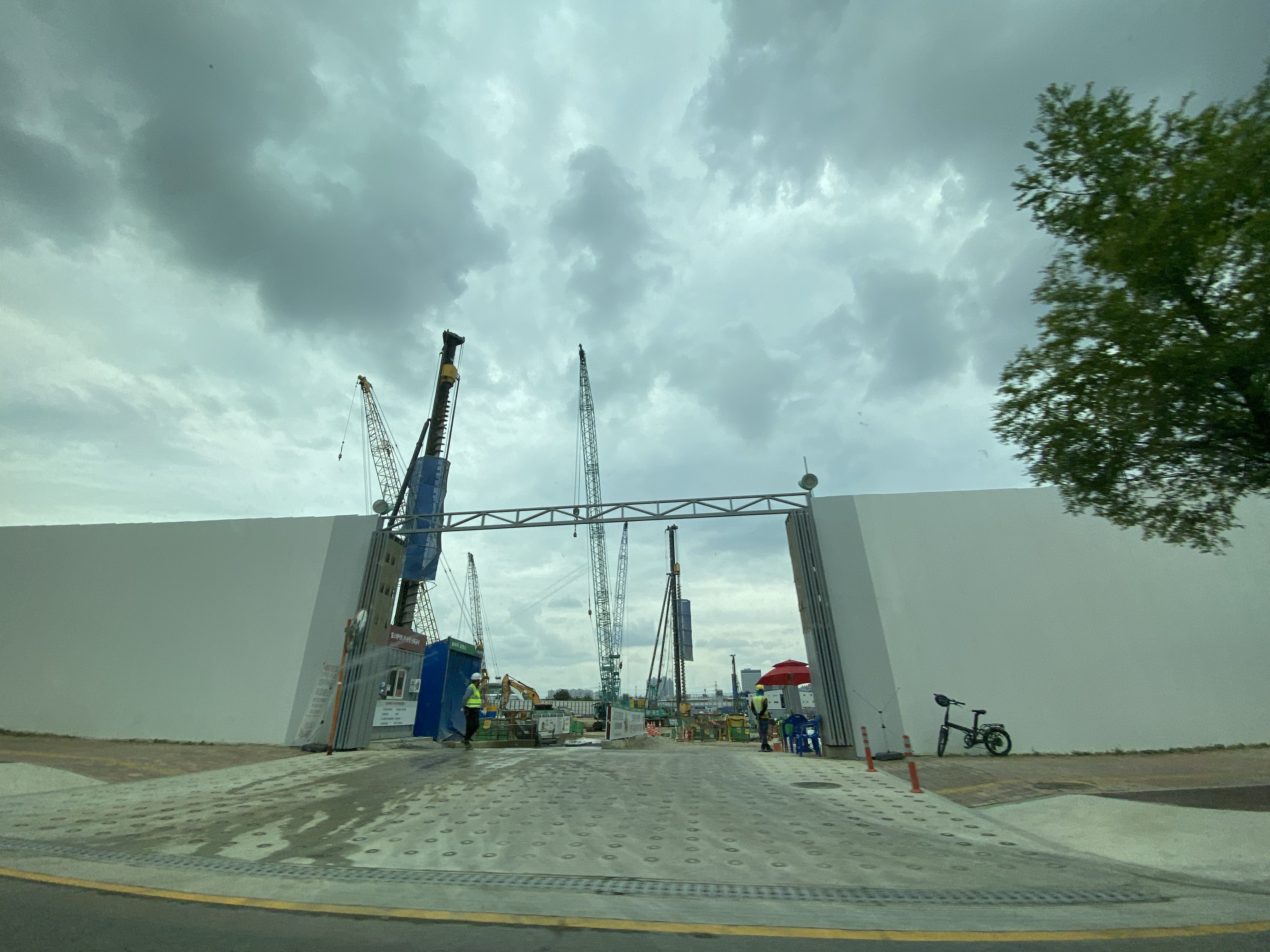 크레인도 역대급으로 많았습니다