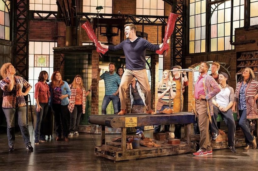 ‘킹키부츠'의 탄생을 축하하는 찰리와 공장 식구들. 공장의 컨베이어 벨트를 타며 선보이는 색다른 안무와 무대 연출이 돋보이는 장면입니다.