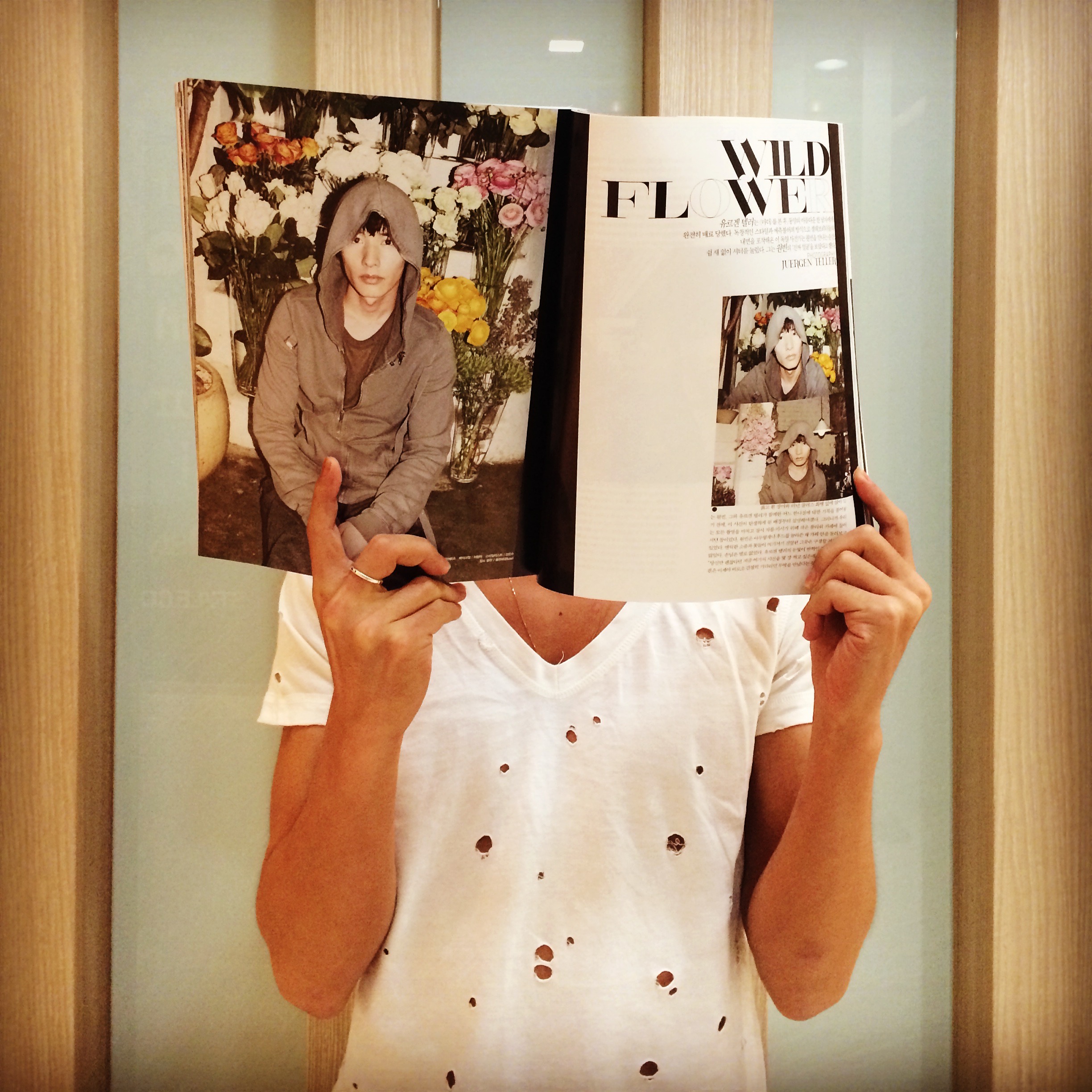 마지막 '보그' 사무실에서, 유르겐 텔레가 찍은 원빈을 들고있는 그 당시의 '나'