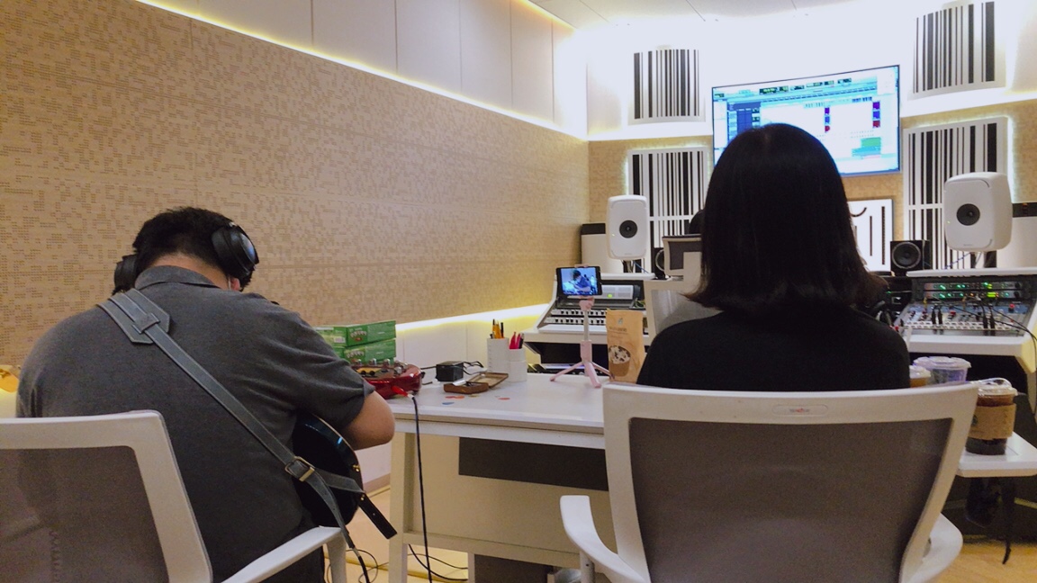 녹음에 집중하시는 기타리스트 노경환님(좌),&nbsp;긴장해서 잔뜩 굳어 있는 필자의 뒷모습(우)