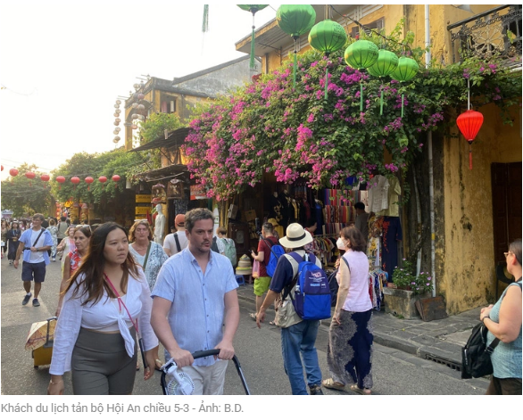 3/5 오후 호이안을 산책하는 관광객들