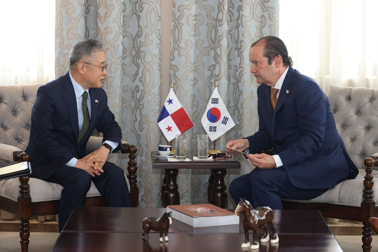 파나마 외교부에서 Javier Martínez-Acha Vásquez 외교장관과의 환담