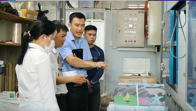 2024년 4월 냐짱의 한 업체에서 식품안전 위생 검사를 하는 관할부대