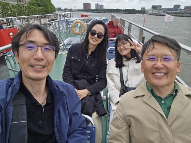 왼쪽부터 임진섭, 한민희, 김혜원 박사과정 그리고 한상진 교수님(마스강위 유럼선에서의 한 컷!)