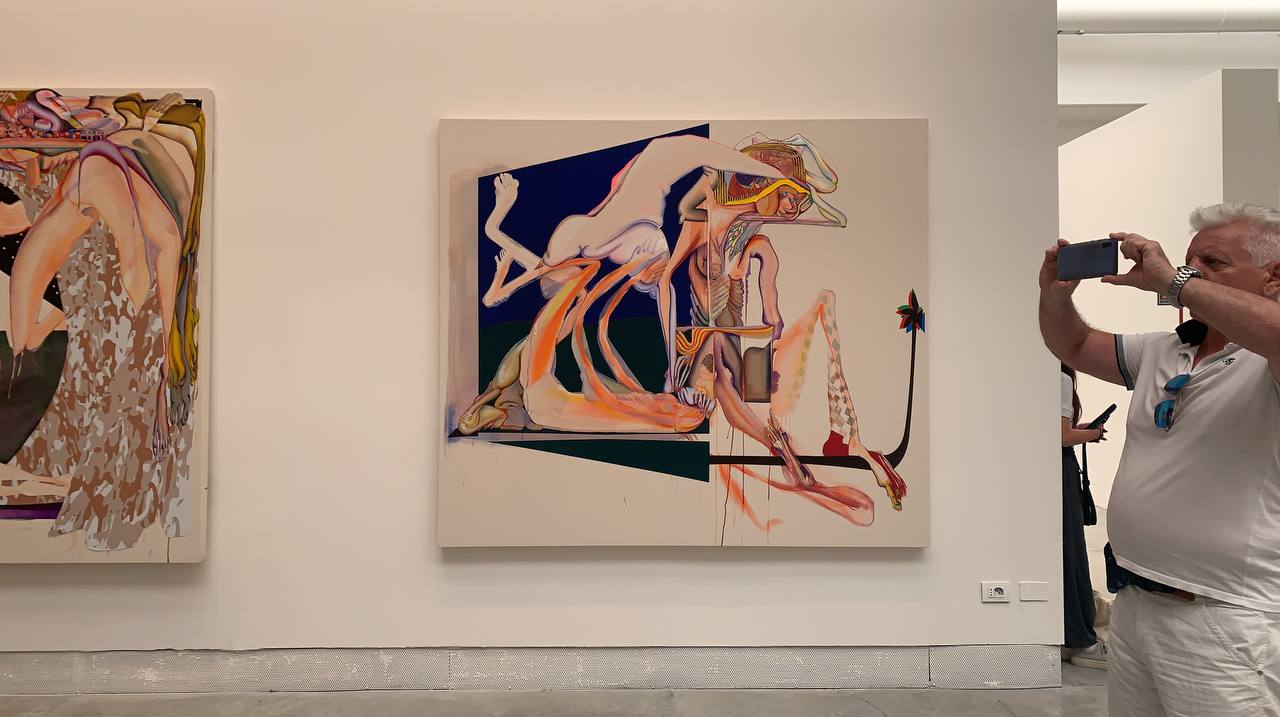 크리스티나 퀄레즈. 이것도 실제로 볼떄랑 존나 다른게 표면에 뭘 자꾸 장식하고 오려붙이는데 그게 다 조잡시럽고 작업 전체를 엄청 풍성하고 괴상하게 만들어서 좋은^^ 허접 설명 죄송합니다&nbsp;