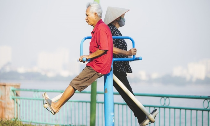 하노이 서호에서 운동하는 두 노인