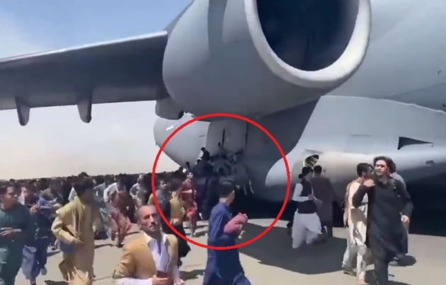 카불공항에서 미군 수송기에 매달리는 아프간 국민들