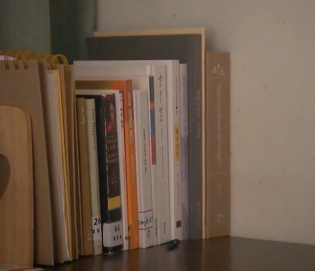 당시 빈티지 카메라로 촬영한 숙소 내 책과 방문 공책이에요 *^^*