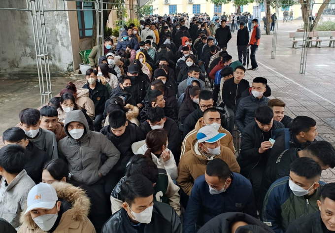 1/30, 응에안 성 고용서비스센터 로비에 수백 명이 줄을 서서 EPS시험 등록 차례를 기다립니다